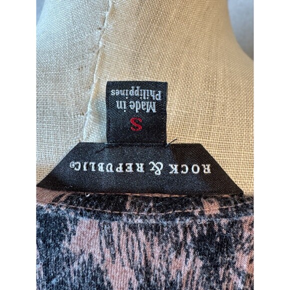 Rock & Republic Pink Black Blouse Cut Out Sleeves V-Neck Stretchy Top Small GUC - Picture 4 of 5